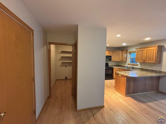 2307 SE Capricorn AVE, Topeka, KS 66605