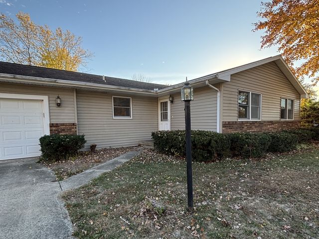 2109 Mallard Drive, Mahomet, IL 61853