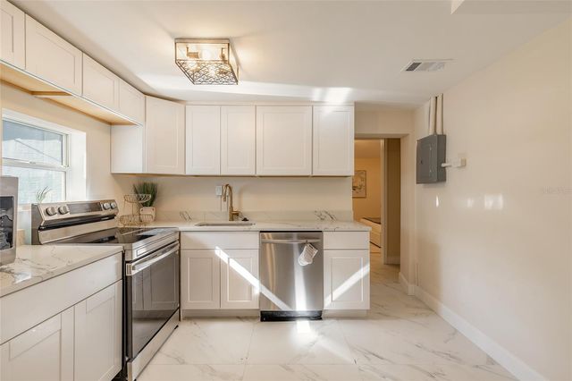 813 MAGNOLIA AVENUE, Holly Hill, FL 32117