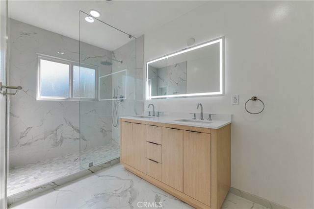 17706 Collins Street, Encino, CA 91316
