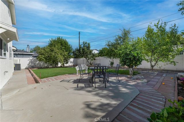 17706 Collins Street, Encino, CA 91316