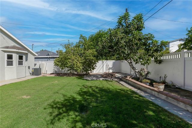 17706 Collins Street, Encino, CA 91316