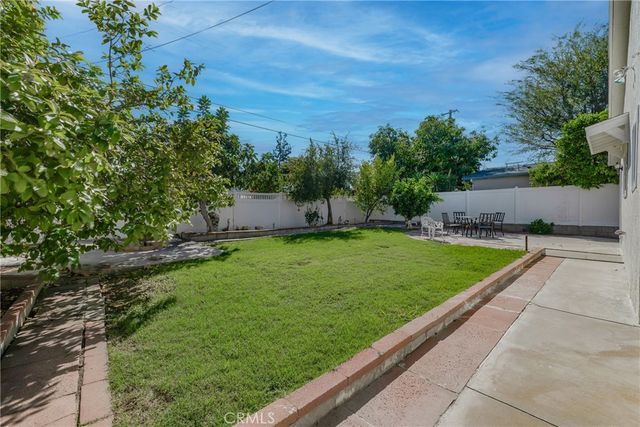 17706 Collins Street, Encino, CA 91316