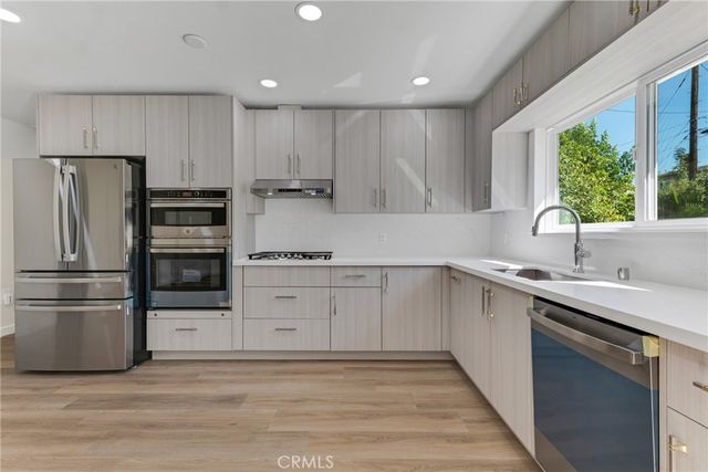 17706 Collins Street, Encino, CA 91316