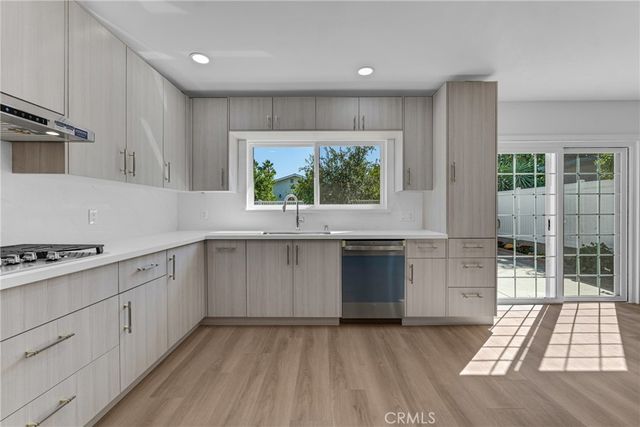 17706 Collins Street, Encino, CA 91316