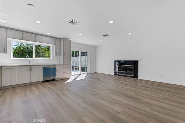 17706 Collins Street, Encino, CA 91316