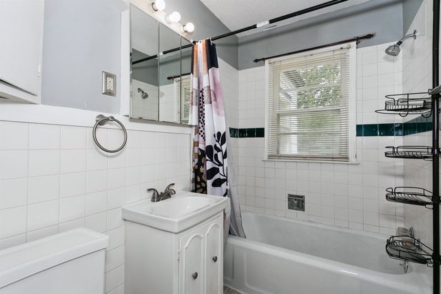 1046 N Crestway St, Wichita, KS 67208