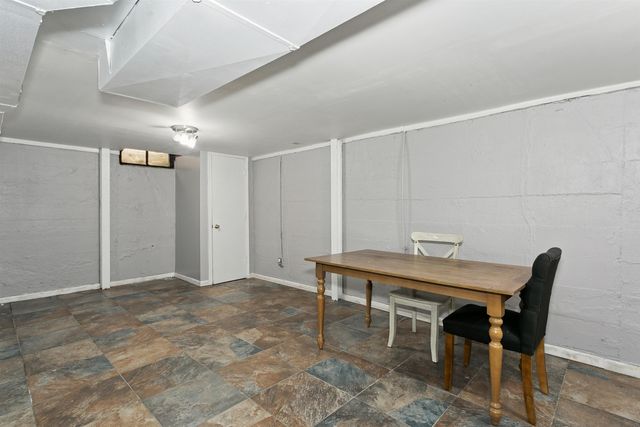 1046 N Crestway St, Wichita, KS 67208