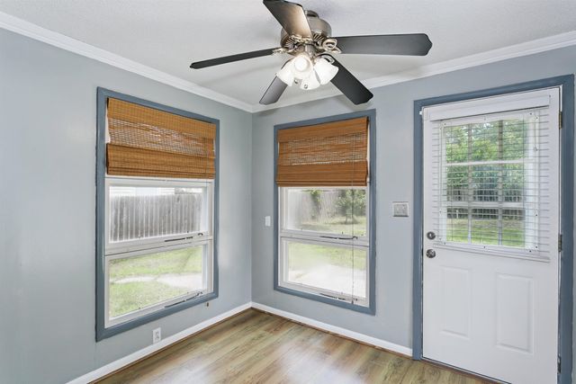 1046 N Crestway St, Wichita, KS 67208