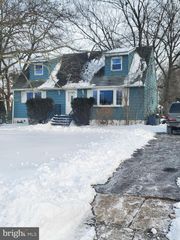 16 BITTERSWEET RD, Trenton, NJ 08638