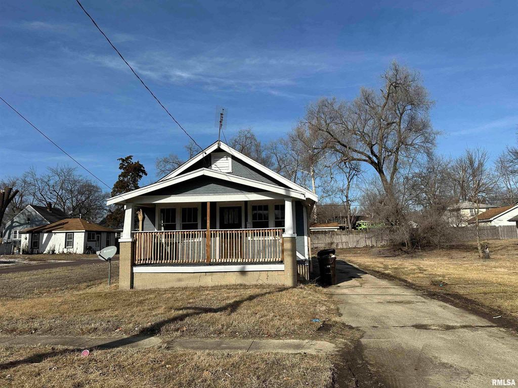 1017 W BRONS Avenue, Peoria, IL 61604