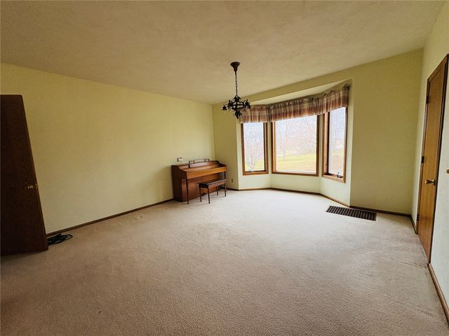 7168 Hwy 21, Elberon, IA 52225