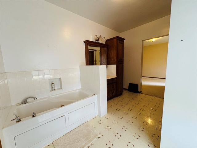 7168 Hwy 21, Elberon, IA 52225