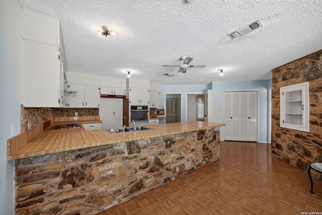 105 DORIS DR, Universal City, TX 78148