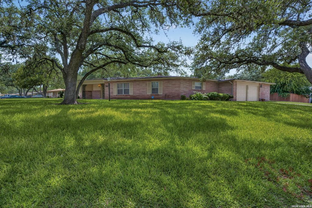105 DORIS DR, Universal City, TX 78148
