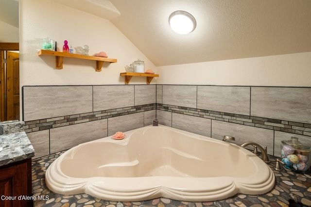 181 Calypso Ln, Sandpoint, ID 83864
