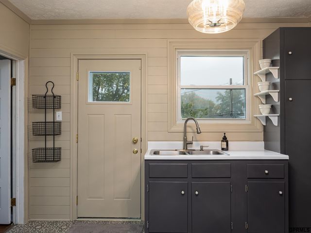 4912 Woolworth Avenue, Omaha, NE 68106