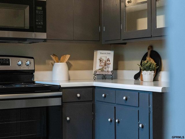 4912 Woolworth Avenue, Omaha, NE 68106