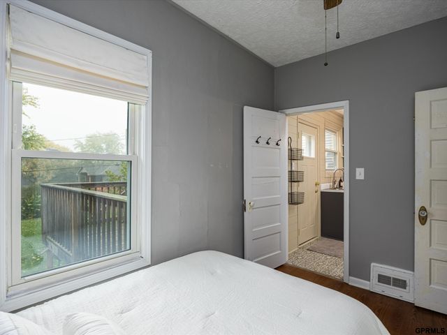 4912 Woolworth Avenue, Omaha, NE 68106