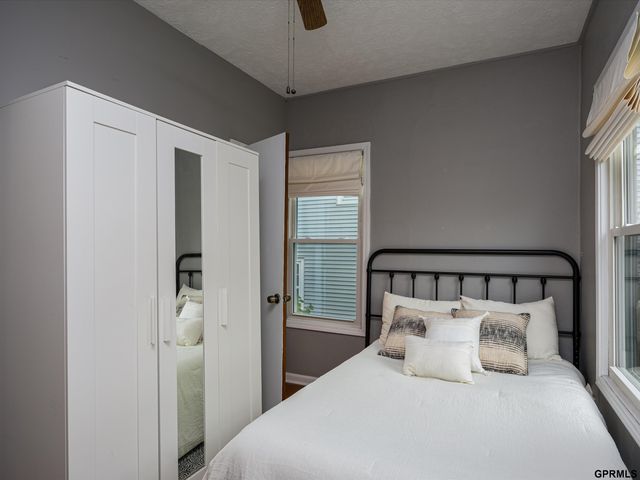 4912 Woolworth Avenue, Omaha, NE 68106