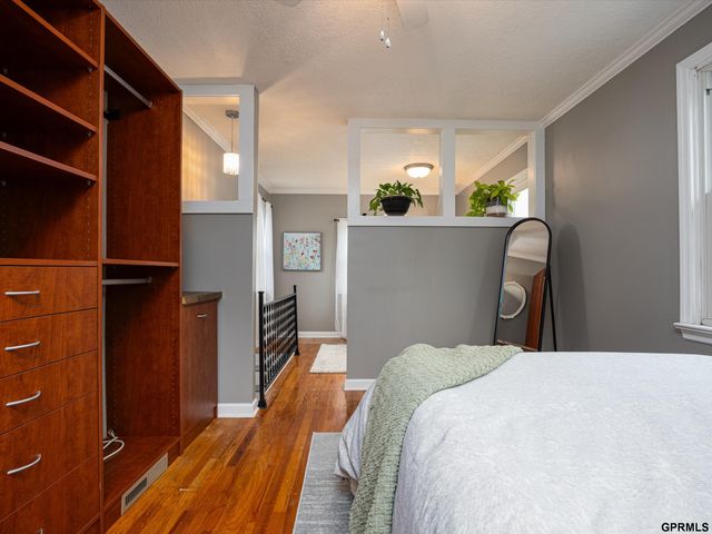 4912 Woolworth Avenue, Omaha, NE 68106