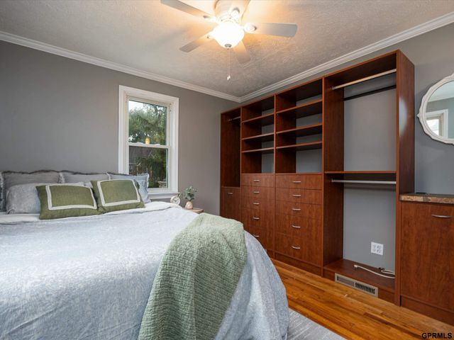 4912 Woolworth Avenue, Omaha, NE 68106