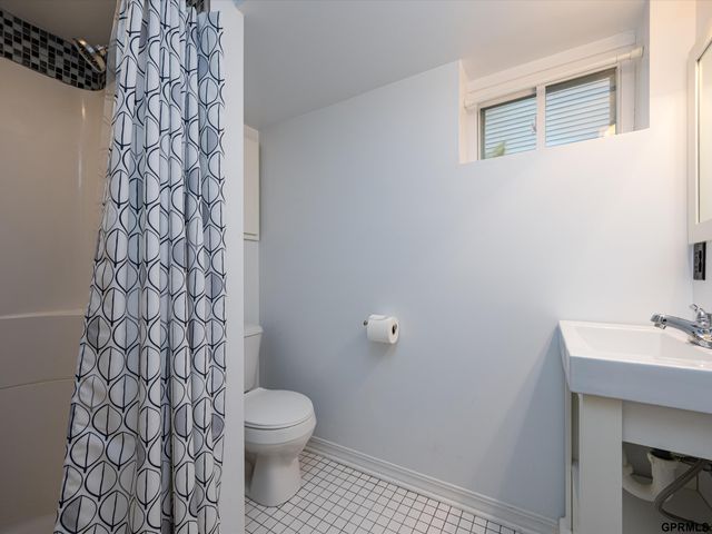 4912 Woolworth Avenue, Omaha, NE 68106