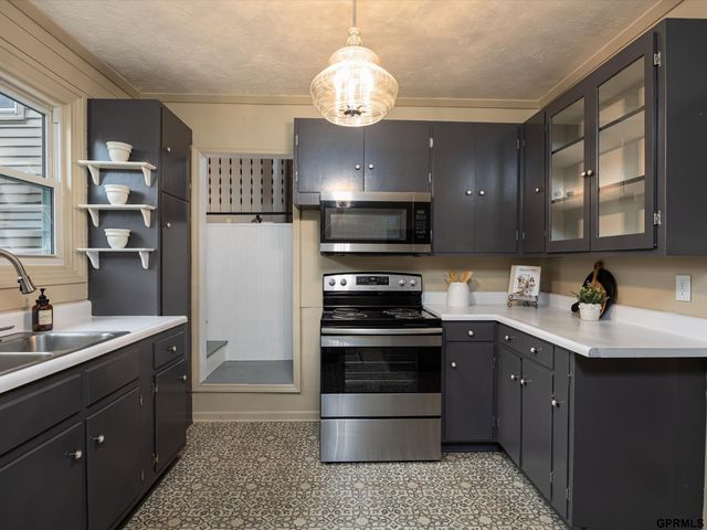 4912 Woolworth Avenue, Omaha, NE 68106