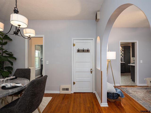 4912 Woolworth Avenue, Omaha, NE 68106