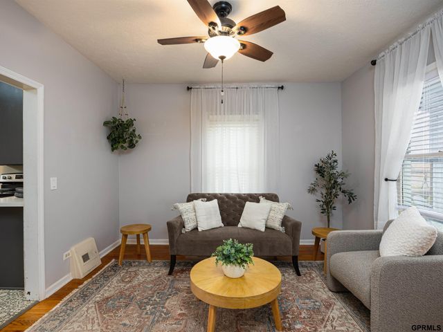 4912 Woolworth Avenue, Omaha, NE 68106