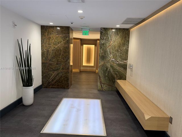 90 SW 3rd St 2202, Miami, FL 33130