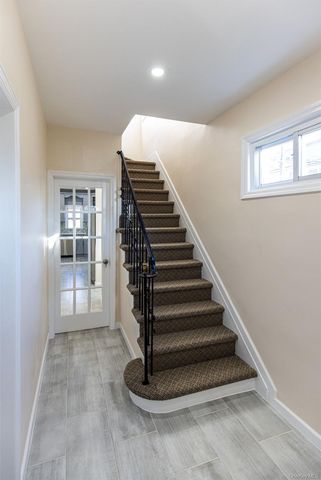 13 Knoll Place, Glen Cove, NY 11542