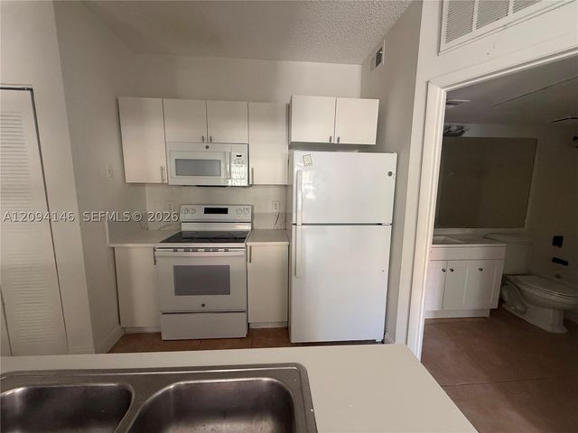 18310 NW 68th Ave F, Hialeah, FL 33015