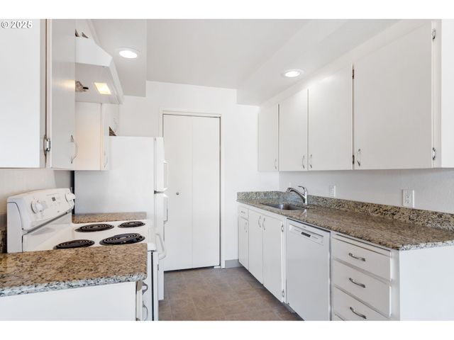 45 EAGLE CREST Dr 501, Lake Oswego, OR 97035