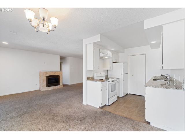 45 EAGLE CREST Dr 501, Lake Oswego, OR 97035