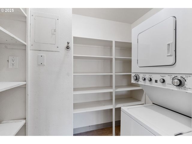 45 EAGLE CREST Dr 501, Lake Oswego, OR 97035