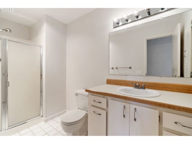 45 EAGLE CREST Dr 501, Lake Oswego, OR 97035