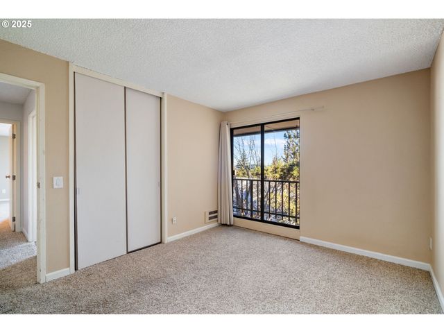 45 EAGLE CREST Dr 501, Lake Oswego, OR 97035