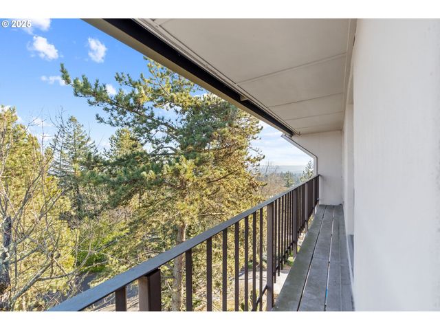 45 EAGLE CREST Dr 501, Lake Oswego, OR 97035