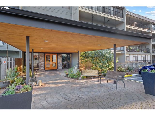 45 EAGLE CREST Dr 501, Lake Oswego, OR 97035