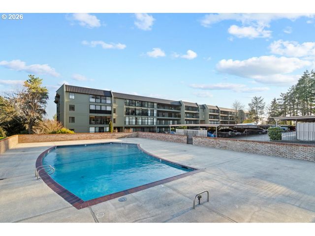 45 EAGLE CREST Dr 501, Lake Oswego, OR 97035