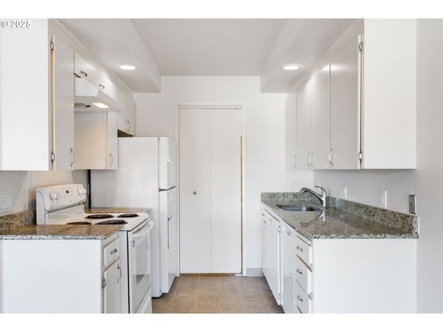 45 EAGLE CREST Dr 501, Lake Oswego, OR 97035