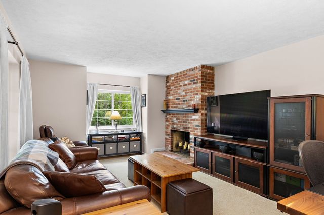 12 Country Club Ln D, Milford, MA 01757