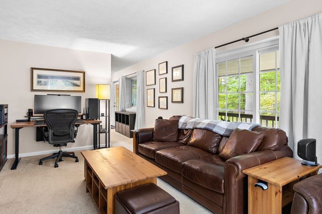 12 Country Club Ln D, Milford, MA 01757