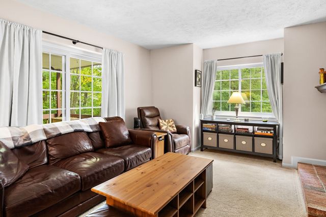 12 Country Club Ln D, Milford, MA 01757