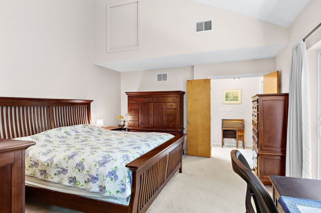 12 Country Club Ln D, Milford, MA 01757