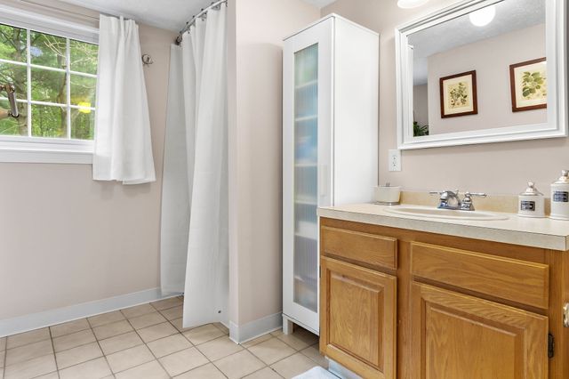 12 Country Club Ln D, Milford, MA 01757
