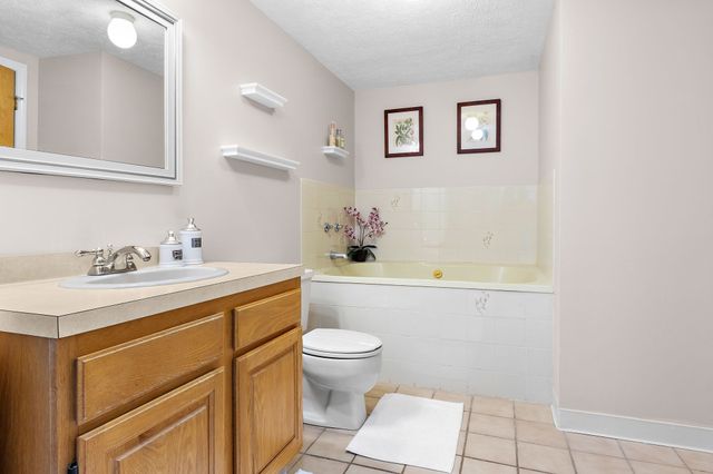 12 Country Club Ln D, Milford, MA 01757