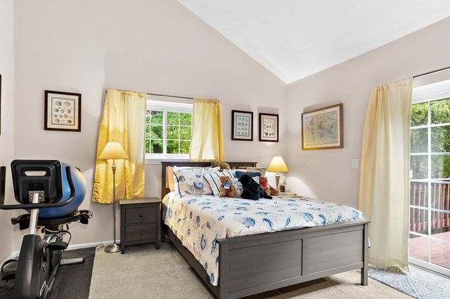 12 Country Club Ln D, Milford, MA 01757