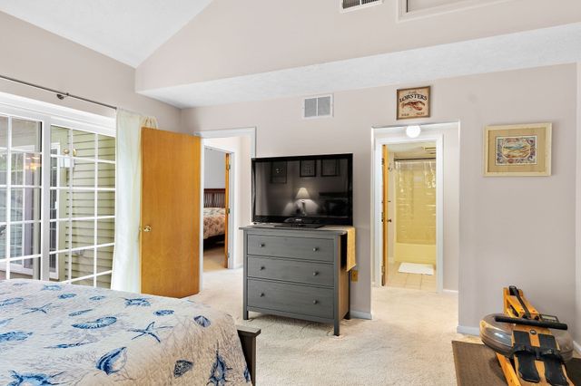 12 Country Club Ln D, Milford, MA 01757